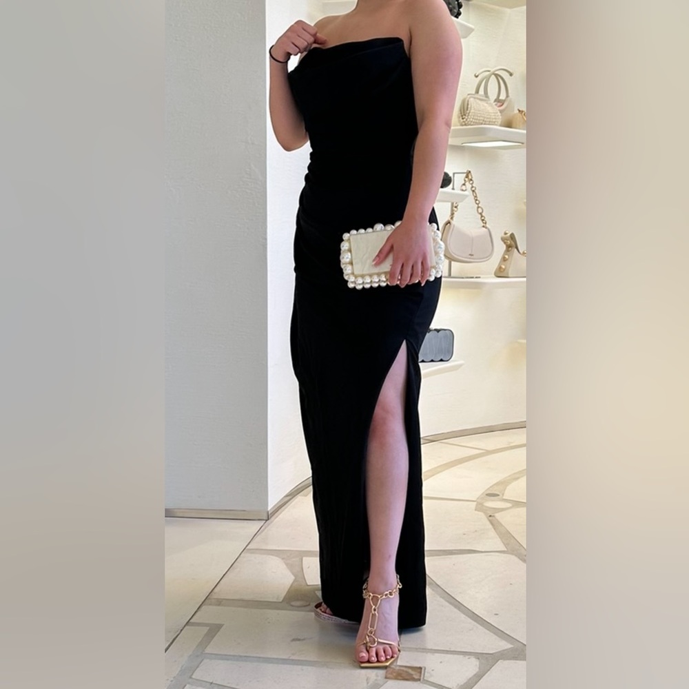 Long Black Dress With Slit On The Left Side Gem